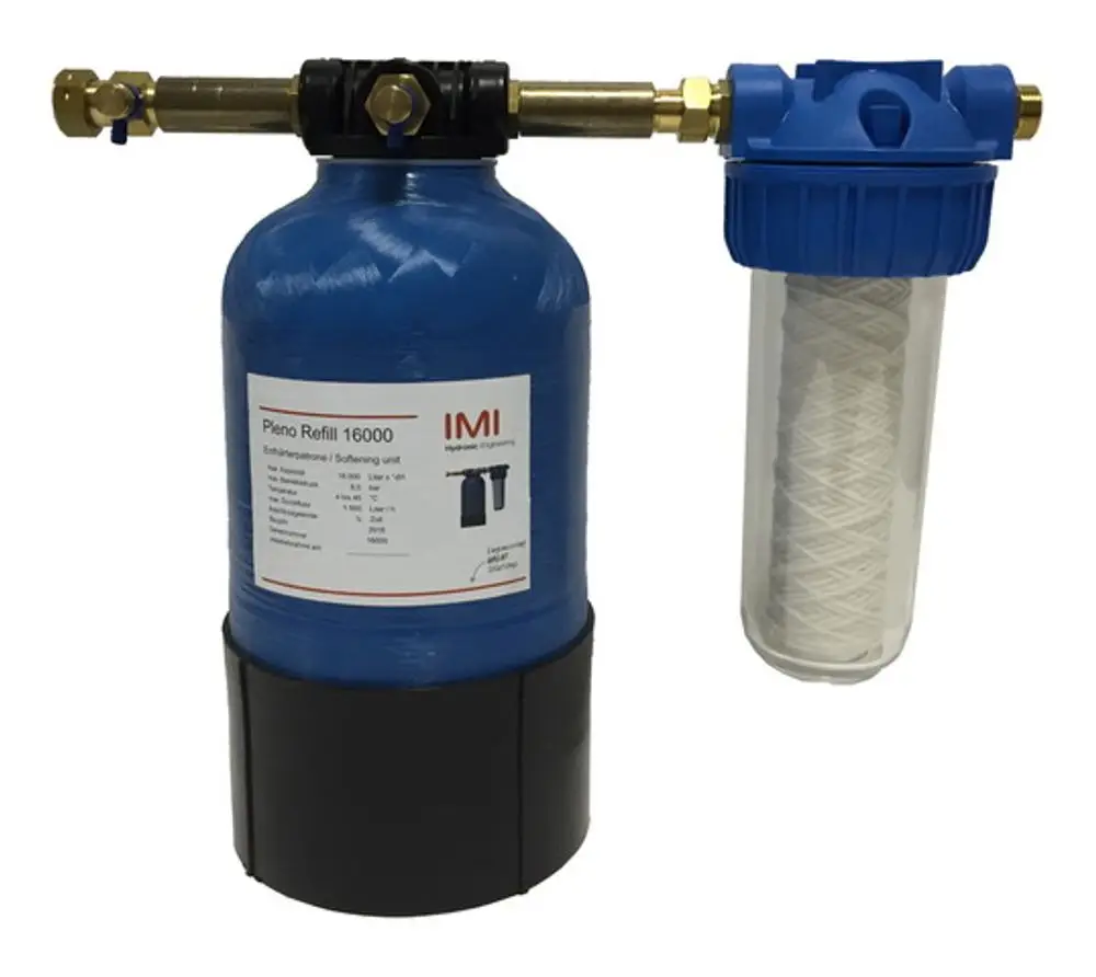 Blauer Wasserenthärter mit Filtereinheit, ausgestattet mit Anschlüssen für G3/4. Hersteller: IMI Hydronic Engineering.